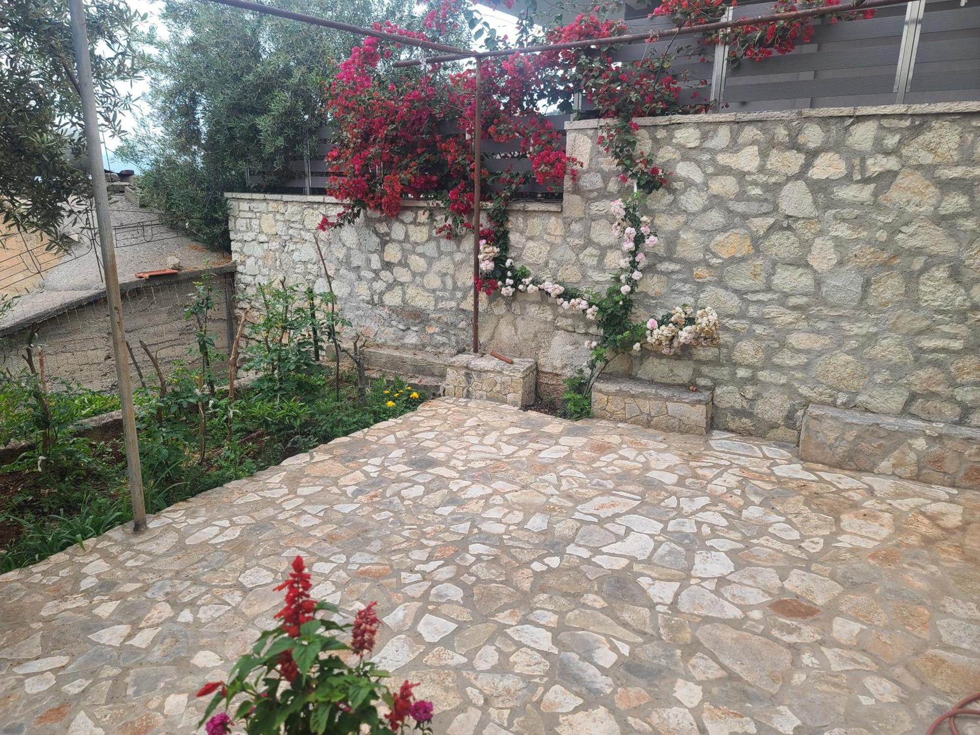 Hillside Garden Apartament Sarandë Værelse billede